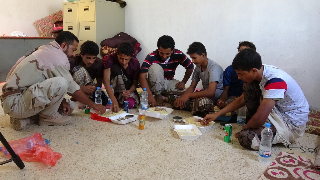 أسر عشرات المقاتلين الحوثيين بينهم أطفال في باب المندب (صور)