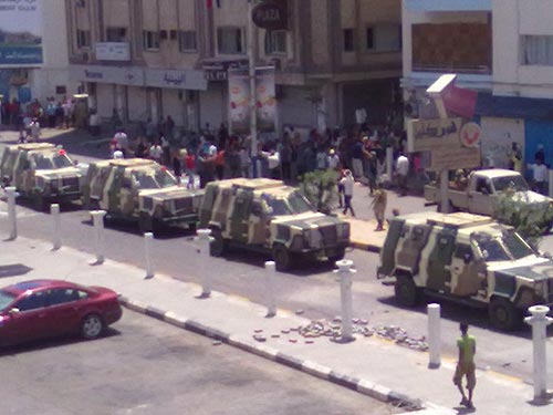 انتشار أمني سابق لقوات الجيش في شارع المعلا الرئيسي بعدن (أرشيف)