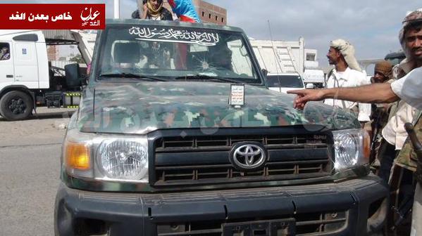 أطقم قوات الأمن الخاصة ترفع «شعارات الحوثي» في محافظة عدن الجنوبية (صور)