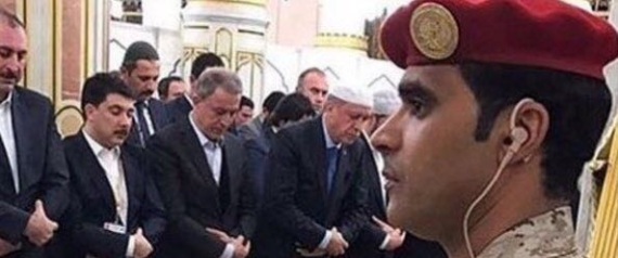 صورة لصلاة رئيس الأركان التركي إلى جانب أردوغان تحطّم الأرقام القياسية..«انتظرناها 90 سنة من عسكري»