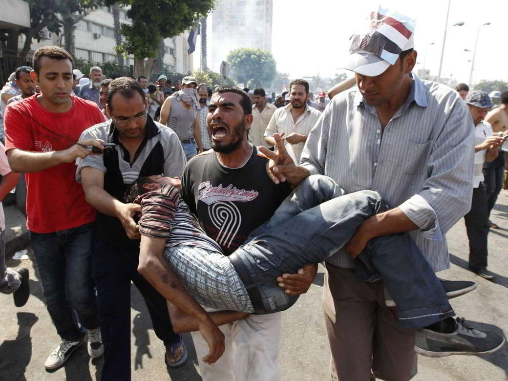 الجيش المصري يقتل العشرات من أنصار مرسي ويعتقل المئات من جماعة الإخوان