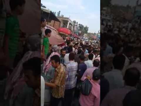 مواطنين في المحويت يضربون مشرف الحوثي ويطردوه مع مسلحيه من سوق شعبي (فيديو)