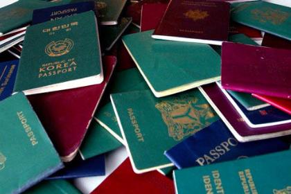 هذه عقوبة كل سعودي يحتفظ بجواز سفر عامله الأجنبي