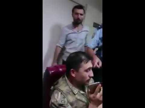 شاهد.. لحظة القبض على أحد قادة الانقلاب العسكري في تركيا ويطلب من زملاءه الاستسلام