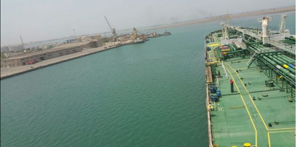 الحوثيون يحتجزون ناقلتي نفط في ميناء الحديدة تابعتين لتجار دوليين