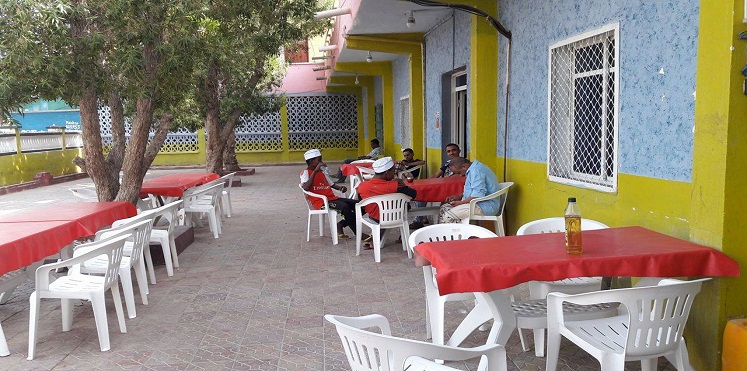 قصة صحافي يمني حوّلته الحرب والحوثيون إلى نادل في مطعم صومالي‎ (صور)