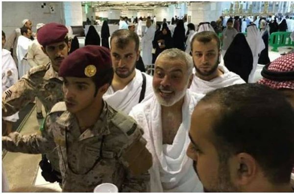 وزير خارجية قطر يفاجأ القيادي بحماس إسماعيل هنية أثناء الطواف بمكة (صور)