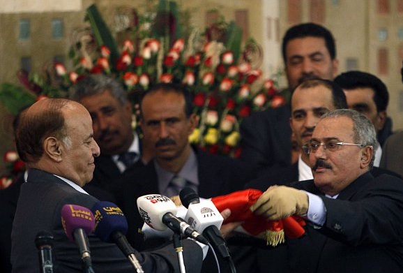 الرئيس هادي: لم أستلم من علي عبدالله صالح سوى «العلم»