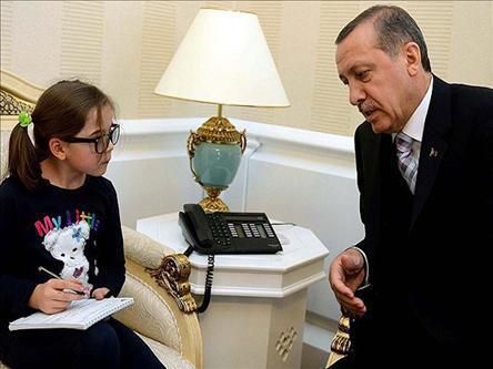  صحفية صغيرة تبلغ من العمر 8 سنوات تجري حوارا مع أردوغان