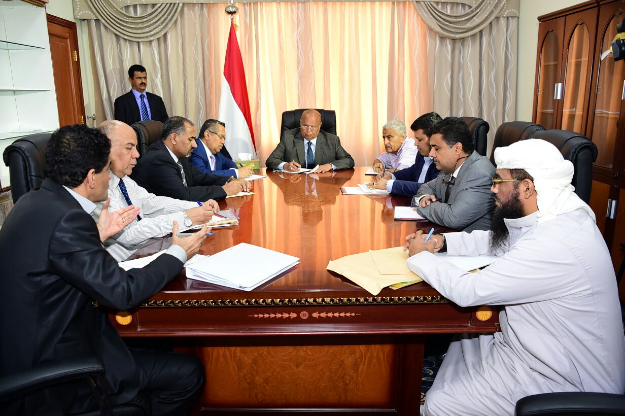 الرئيس هادي يوجه بصورة عاجلة بحل جذري لأزمة المشتقات النفطية في عدن