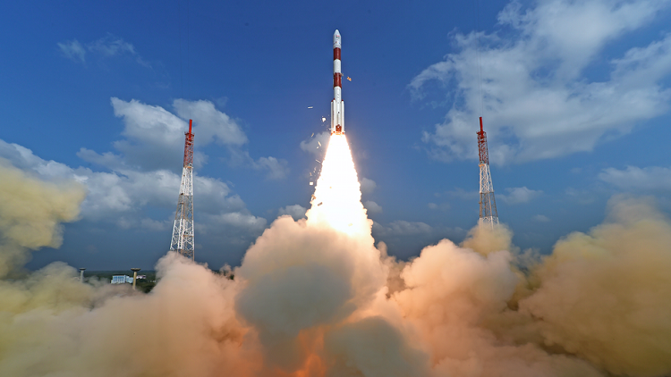 فيديو رائع لإطلاق الصاروخ الهندي 88 قمرا صناعيا في مدار الأرض