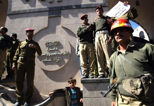 صورة سابقة لإحتجاجات ضياط وافراد دائرة التوجيه المعنوي ضد مدير ا