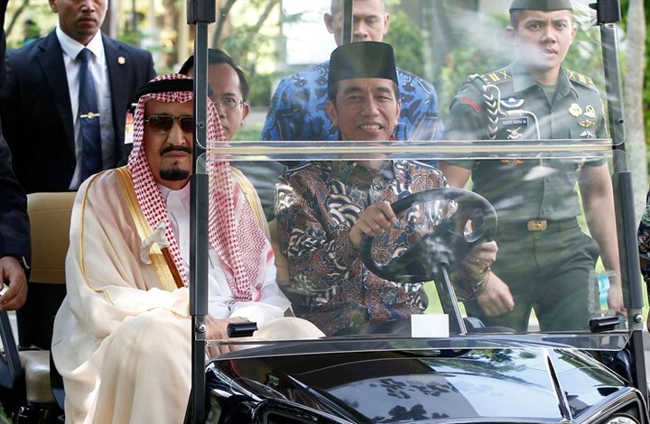 الرئيس الإندونيسي: حملت المظلة للملك سلمان لكنه خيّب أملي بهذا الأمر