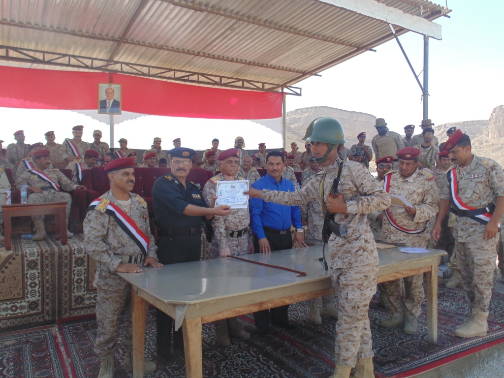 قائد المنطقة العسكرية الأولى بحضرموت يؤكد دعمه للرئيس اليمني