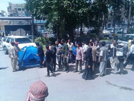 اليمن: موظفو المالية ينصبون الخيام ويعتصمون في حوش الوزارة