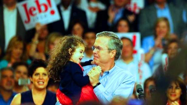 جيب بوش يرقص مع إحدى حفيدته، جورجيا هيلينا، بعد إعلان ترشحه أمس