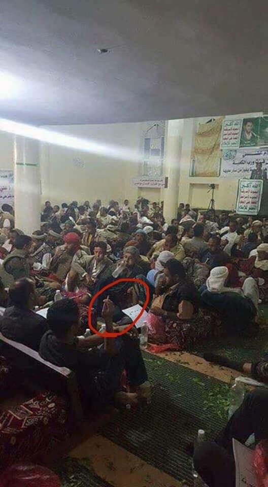 الحوثيون يتعاطون القات والدخان في مسجد بالضالع (صور)
