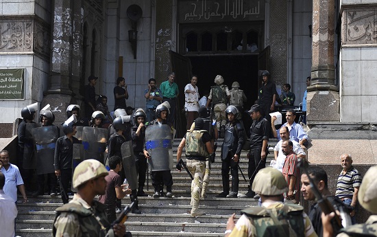 قوات الجيش المصري أمام مسجد الفتح المحاصر بوسط القاهرة (الأناضول