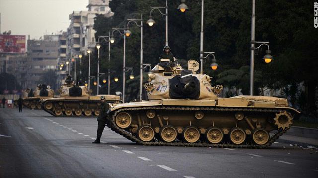 الجيش المصري يتمركز بساحات اعتصام مناصري مرسي