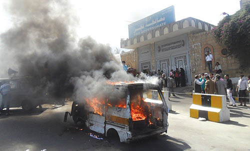 احراق باص أمام مبنى محافظة تعز في احتجاجات لأصحاب المركبات (أرشي