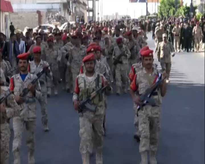 الحوثيون ينضمون عرضا عسكريا في عمران (صور)
