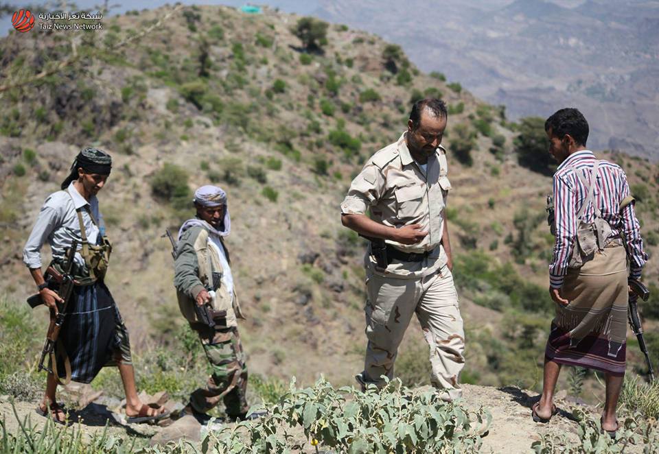 قائد الجبهة الغربية يتفقد مواقع الجيش والمقاومة في جبل حبشي غربي مدينة تعز (صور)