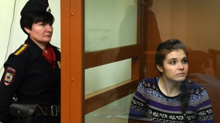 الشابة فارفارا كاراولوفا في قفص الاتهام في موسكو