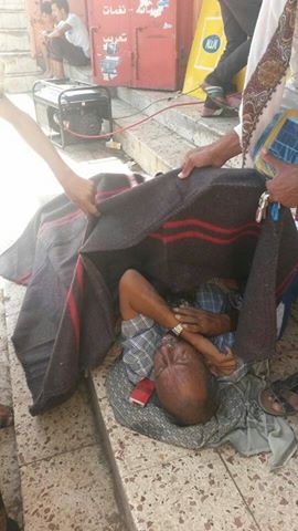 بالصورة: مريض مسن يتوفى على الرصيف بعد منع الحوثيين من وصوله إلى المستشفى بتعز