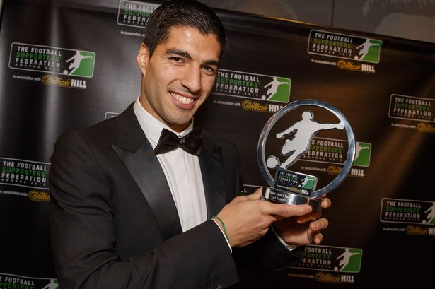 سواريز يتوج بجائزة لاعب العام في انجلترا من قبل اتحاد المشجعين