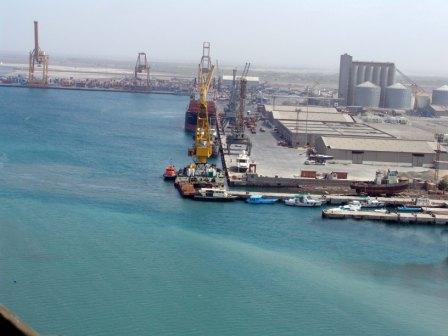 يخت علي محسن الأحمر يتسبب في أغلاق ميناء الحديدة بعد زيارة ابو علي الحاكم للميناء