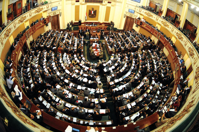 البرلمان المصري يناقش تطورات الأوضاع في اليمن بعد أنباء عن زيارة قام بها صالح للقاهرة