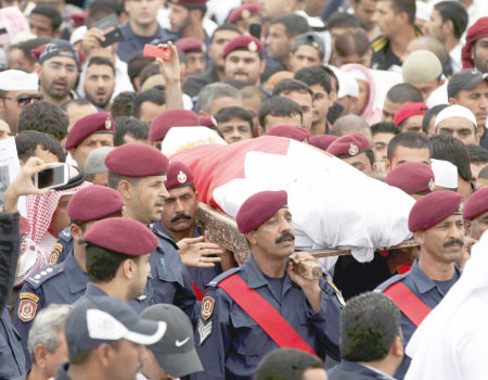 رجال أمن بحرينيون يشيعون زميلا لهم 