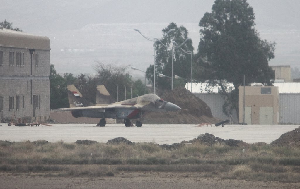 مصدر عسكري: تحطم جزئي لطائرة حربية في قاعدة الديلمي الجوية بصنعاء