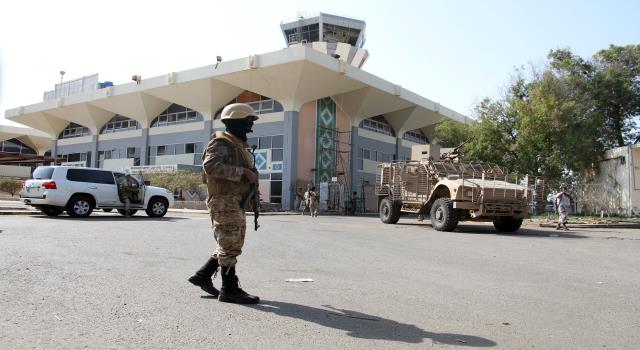 ناصر هادي يتسلم مطار عدن الدولي (صور)