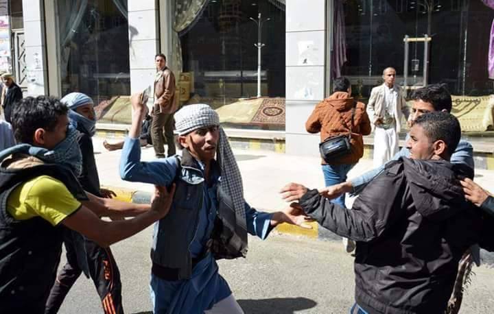 صورة تعبيرية من الارشيف لتفريق واعتقال متظاهرين بالعاصمة صنعاء