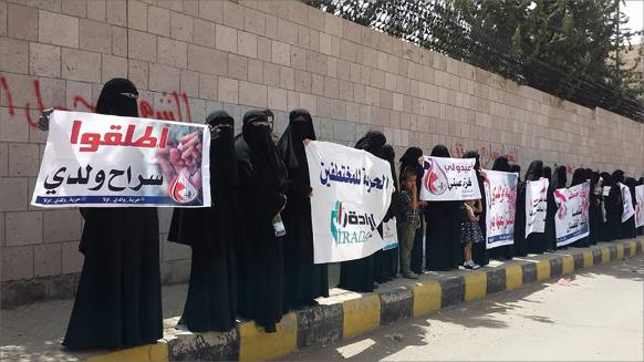 الحوثيون مستمرون في تجارة المعتقلين (تفاصيل)