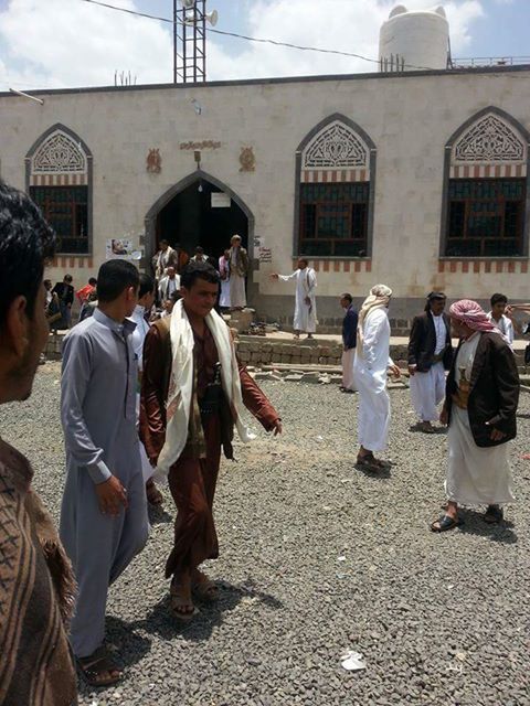 مصلون في جامع الإحسان بعمران يمنعون مليشيا الحوثي من اختطاف خطيب الجامع