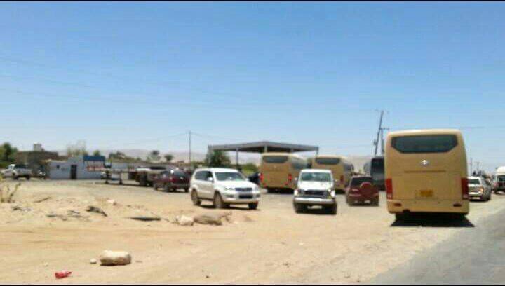 صورة نشرها ناشطون لرجال القبائل أثناء ايقافهم باصات نقل ركاب تحم