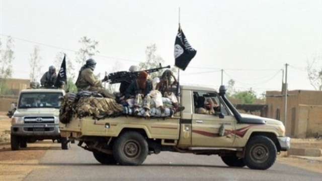 طيران التحالف يرغم «تنظيم القاعدة» على الإنسحاب من مدينة عزان