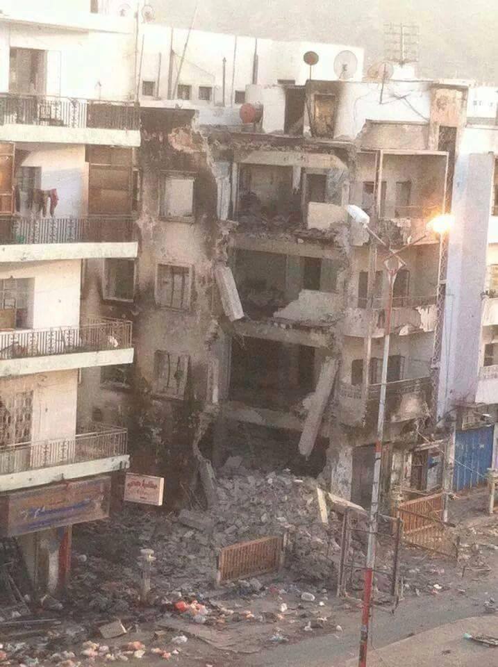 بعض آثار القصف الذي طال مدينة عدن من قبل ميليشيا صالح والحوثي