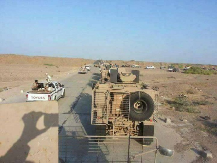 قوات الجيش تسطير على إحدى القرى المحاذية لمعسكر خالد غرب تعز