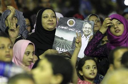 مؤيدات لعمرو موسى أثناء مؤتمر انتخابي له في شبرا الخيمة بمحافظة 