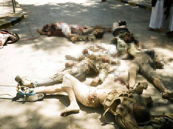 «صورة» تظهر قيام حوثيين بسحل قتلى بسيارة تثير الرأي العام