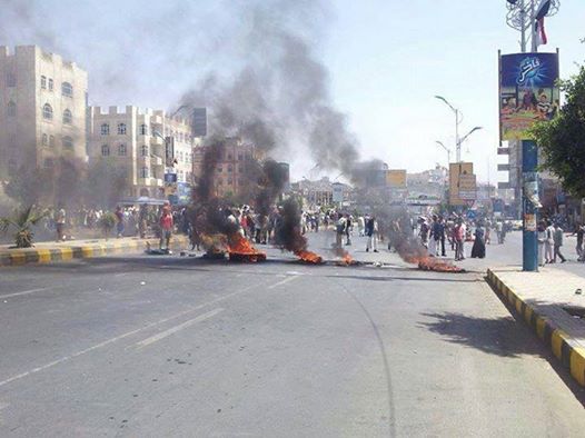 محتجون يحرقون الإطارات في صنعاء بسبب انعدام المشتقات النفطية وقط