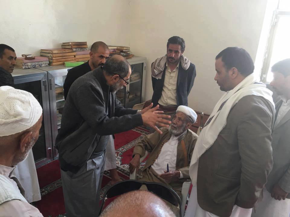 الحوثيون يهينون مفتي اليمن «محمد بن اسماعيل العمراني» و يهددونه بإحرق مكتبته التاريخية