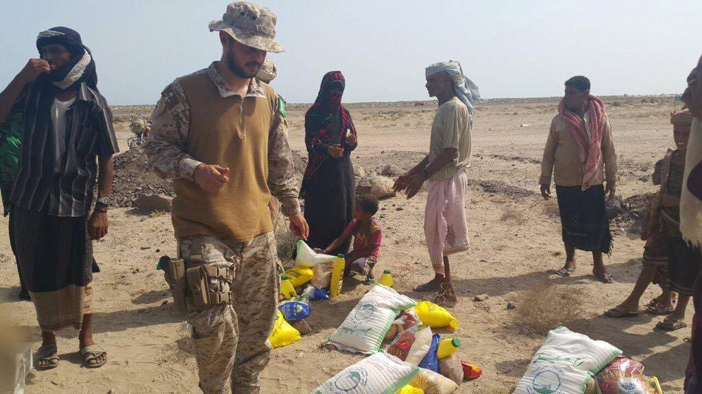 بالصور: القوات الخاصة السعودية توزع مساعدات غذائية للمواطنين في «عدن»
