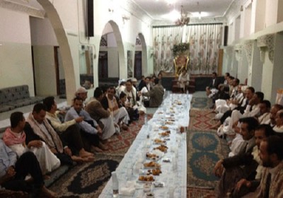 الإفطار في المساجد ..طقس رمضاني متوارث في اليمن