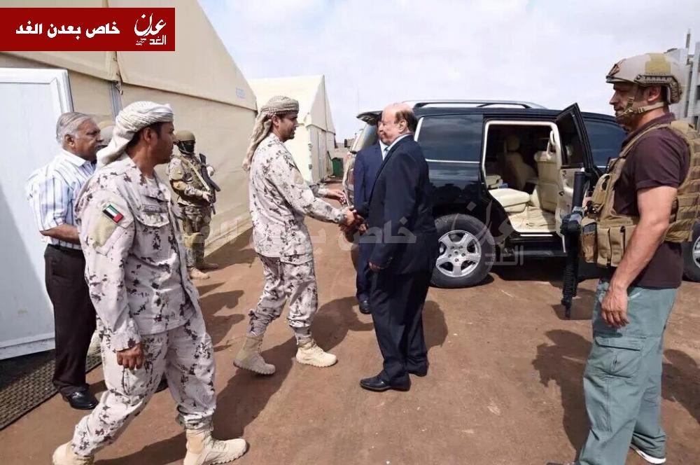 الرئيس عبدربه منصور هادي خلال زيارة له الى مقر قيادة قوات التحال