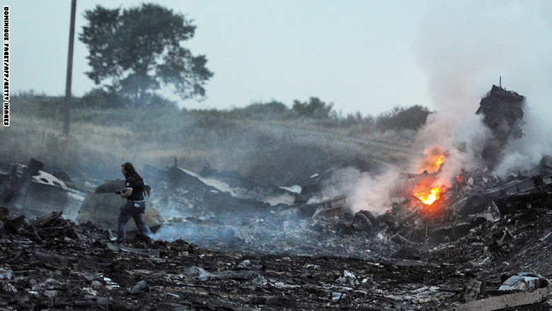 بالصور: الطائرة الماليزية التي سقطت في أوكرانيا .. جثث وحطام وحقائب