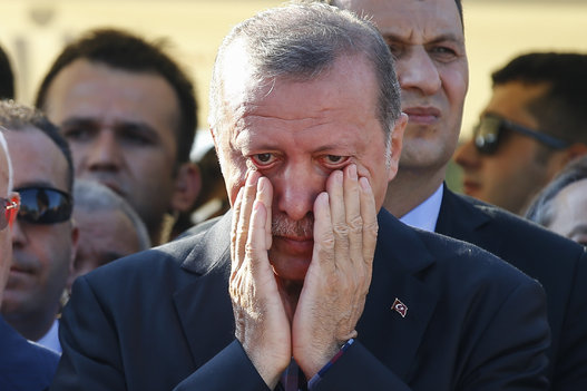 أردوغان يذرف الدموع حزناً على رفيق دربه (فيديو وصور)